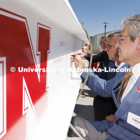 College of Engineering Dean Lance Perez signs his name to the final beam along with Chancellor Ronnie Green and other dignitaries. Kiewit Hall topping off ceremony. August 31, 2022. Photo by Craig Chandler / University Communication.