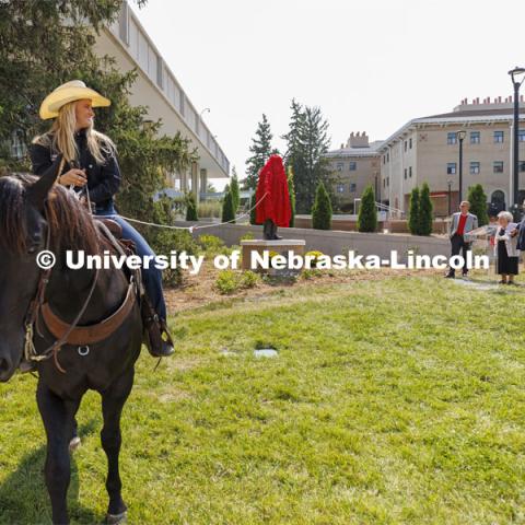 Hallie Reeves, a senior and a member of the UNL Rodeo Club, uses her horse to unveil the statue of George Beadle. Bill and Ruth Scott were honored at the dedication of the George Beadle statue at the Dinsdale Learning Commons on East Campus. September 13, 2022. Photo by Craig Chandler / University Communication.