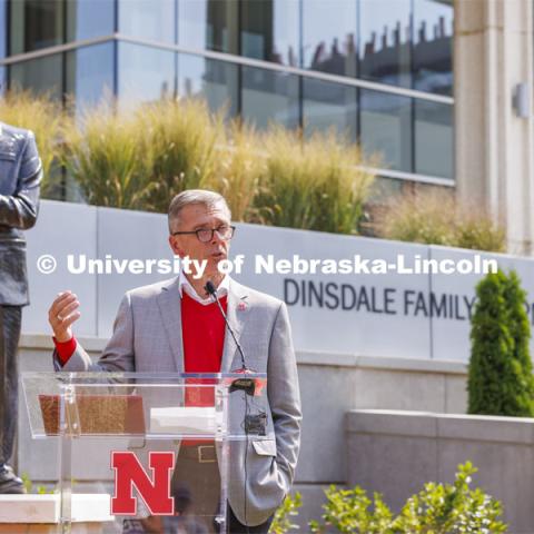 Chancellor Ronnie Green describes all the accomplishments of George Beadle. Beadle’s statue was dedicated Tuesday. Bill and Ruth Scott were honored at the dedication of the George Beadle statue at the Dinsdale Learning Commons on East Campus. September 13, 2022. Photo by Craig Chandler / University Communication.