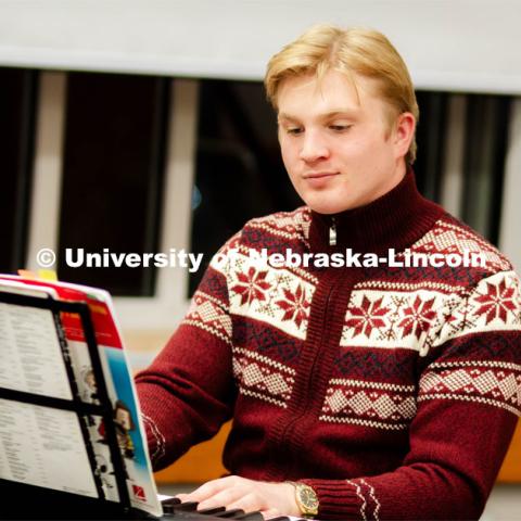Campus Nightlife, an RSO at UNL, put on a Holiday Sho Ho Ho Down. Students were able to compete in three rounds of ornament painting, cookie decorating, and gingerbread house making to earn prizes and have some holiday fun. The event was accompanied by live music from pianist, student Everett Swartz. December 1, 2023. Photo by Kylie Galvin / Office of Student Affairs.